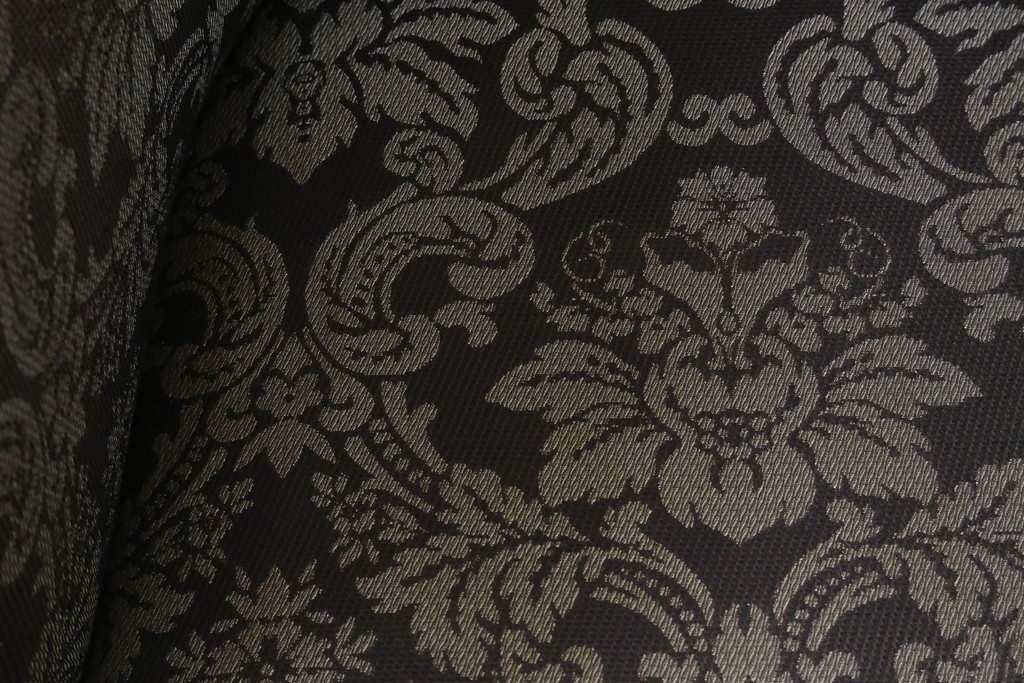 イギリスアンティーク　美品　オーク材　上品なダマスク柄のラウンジチェア　(R-083603)