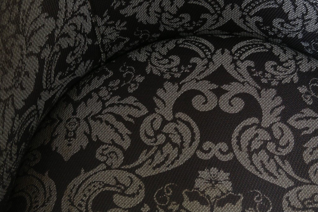 イギリスアンティーク　美品　オーク材　上品なダマスク柄のラウンジチェア　(R-083603)