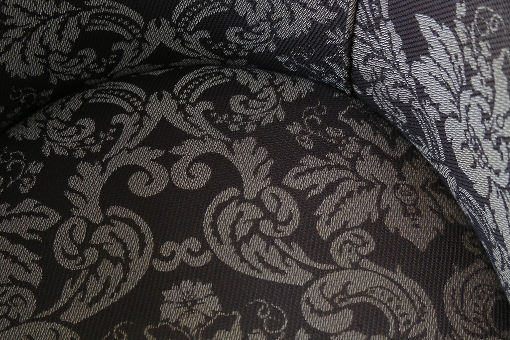 イギリスアンティーク　美品　オーク材　上品なダマスク柄のラウンジチェア　(R-083603)