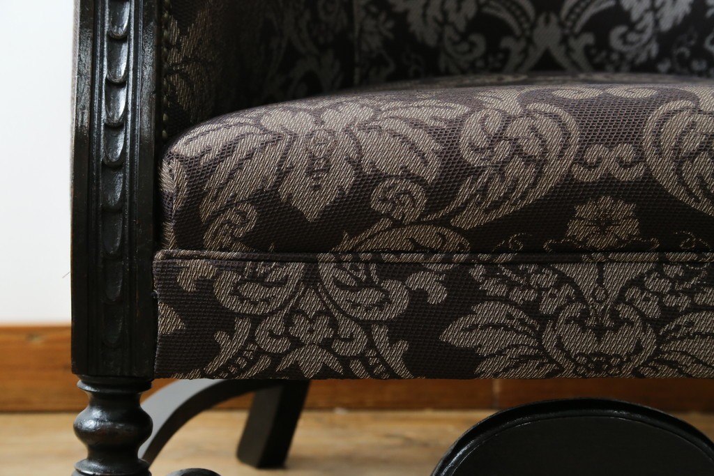 イギリスアンティーク　美品　オーク材　上品なダマスク柄のラウンジチェア　(R-083603)