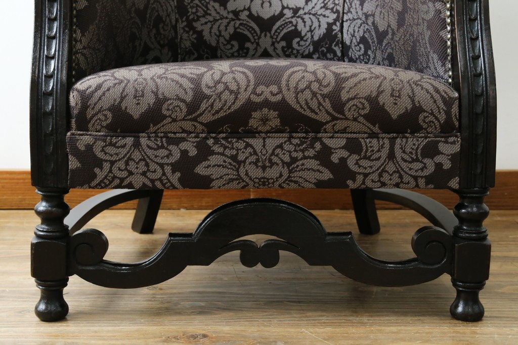 イギリスアンティーク　美品　オーク材　上品なダマスク柄のラウンジチェア　(R-083603)