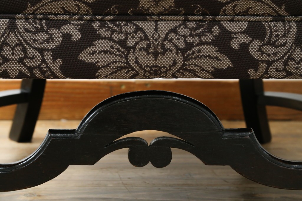 イギリスアンティーク　美品　オーク材　上品なダマスク柄のラウンジチェア　(R-083603)