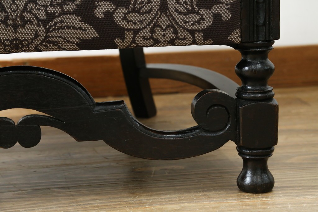 イギリスアンティーク　美品　オーク材　上品なダマスク柄のラウンジチェア　(R-083603)