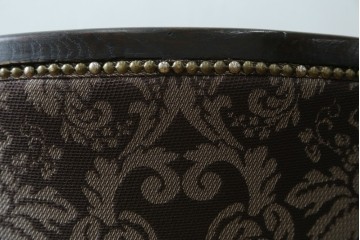 イギリスアンティーク　美品　オーク材　上品なダマスク柄のラウンジチェア　(R-083603)