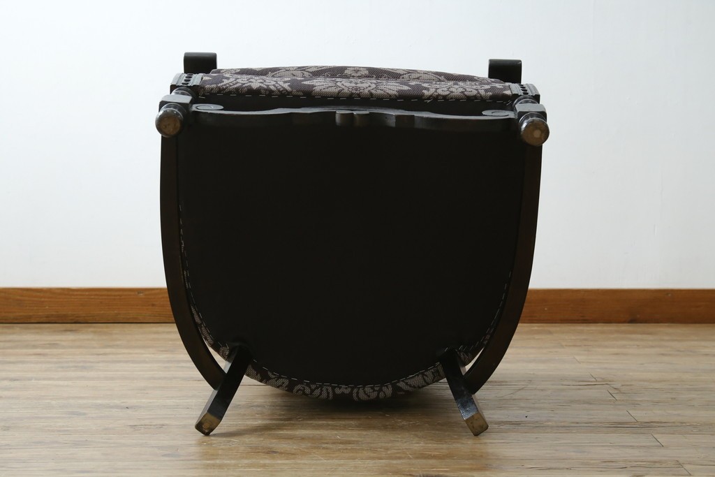 イギリスアンティーク　美品　オーク材　上品なダマスク柄のラウンジチェア　(R-083603)