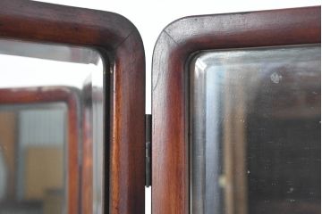 和製アンティーク　希少デザイン　布張りの意匠が空間に温もりを添える古い呉服屋の三面鏡(姿見、店舗什器)(R-083604)