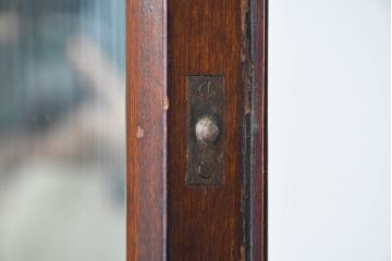 和製アンティーク　希少デザイン　布張りの意匠が空間に温もりを添える古い呉服屋の三面鏡(姿見、店舗什器)(R-083604)