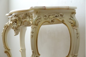 中古　イタリア高級家具　シリック(SILIK)　ロココ調　華やかな空間づくりにおすすめなサイドテーブル　定価約80万円相当　(R-083605)