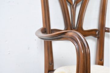 中古　美品　メデア(Medea)　アールヌーボー様式　繊細な彫刻と美しい曲線が魅力的なアームチェア(ダイニングチェア、椅子、イス)(定価約39万円)(R-083610)