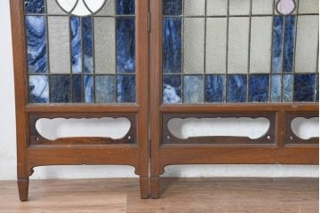 和製アンティーク　大正ロマン　小振りサイズ　透かし彫り入り　優雅な曲線と彩りが空間を華やかに演出する折りたたみ式ステンドグラス衝立て(パーテーション、衝い立て、つい立て、間仕切り)(R-083611)