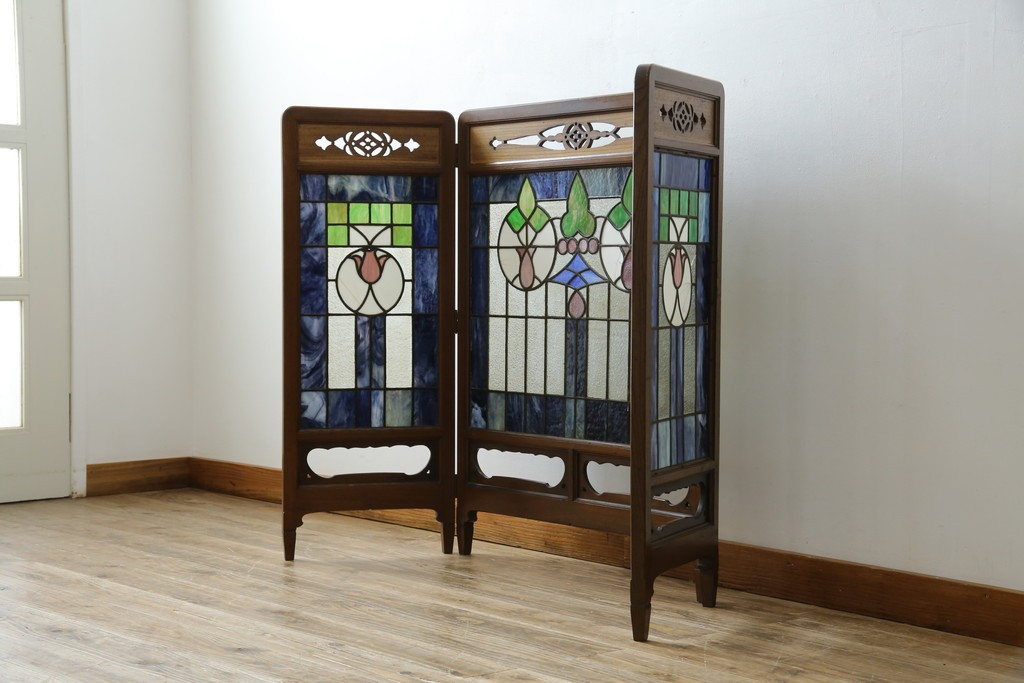 和製アンティーク　大正ロマン　小振りサイズ　透かし彫り入り　優雅な曲線と彩りが空間を華やかに演出する折りたたみ式ステンドグラス衝立て　(R-083611)