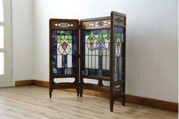 和製アンティーク　大正ロマン　小振りサイズ　透かし彫り入り　優雅な曲線と彩りが空間を華やかに演出する折りたたみ式ステンドグラス衝立て　(R-083611)