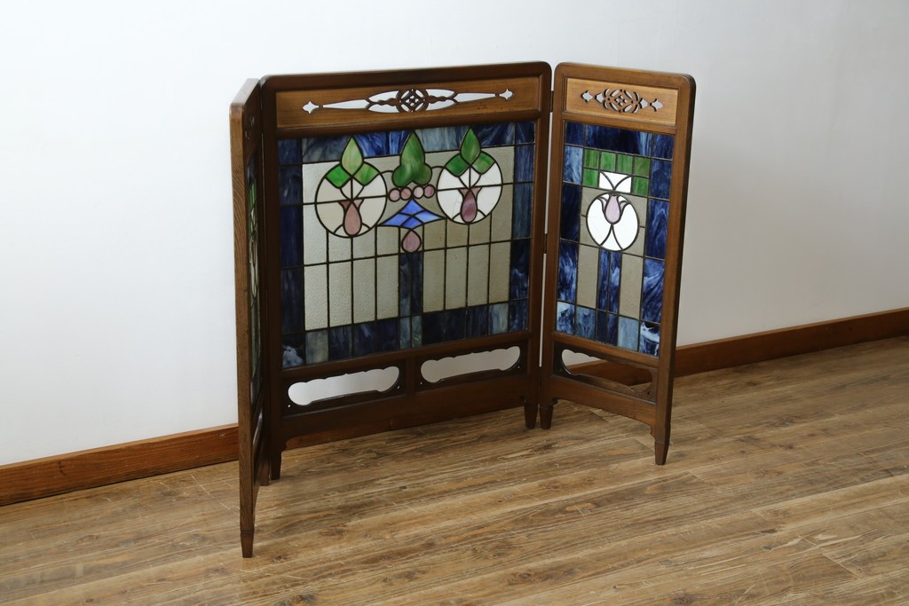 和製アンティーク　大正ロマン　小振りサイズ　透かし彫り入り　優雅な曲線と彩りが空間を華やかに演出する折りたたみ式ステンドグラス衝立て　(R-083611)