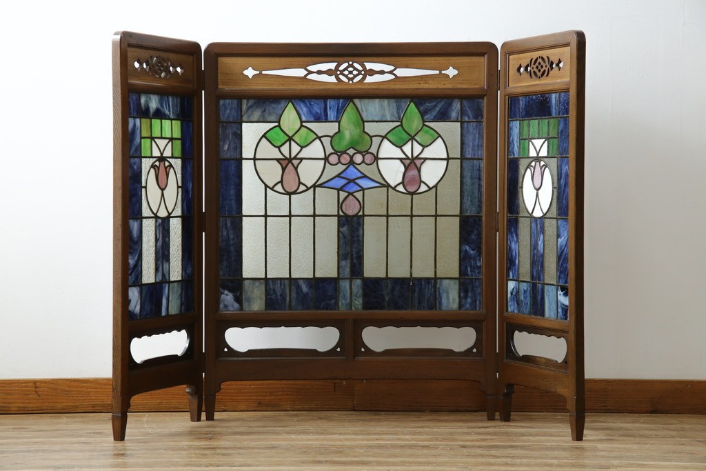 和製アンティーク　大正ロマン　小振りサイズ　透かし彫り入り　優雅な曲線と彩りが空間を華やかに演出する折りたたみ式ステンドグラス衝立て　(R-083611)