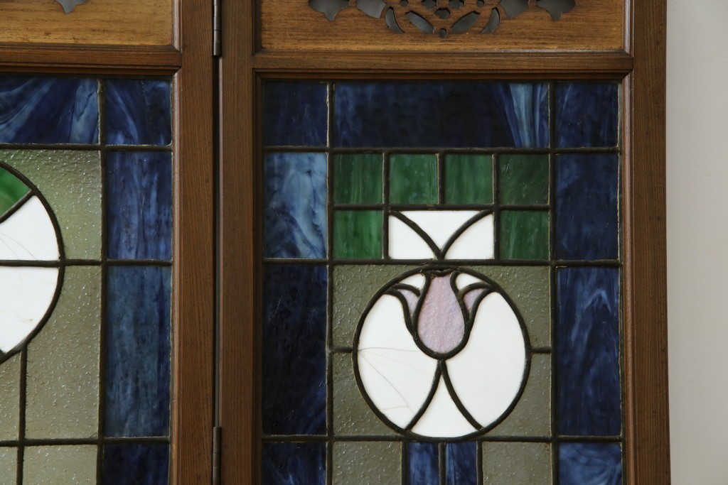 和製アンティーク　大正ロマン　小振りサイズ　透かし彫り入り　優雅な曲線と彩りが空間を華やかに演出する折りたたみ式ステンドグラス衝立て　(R-083611)