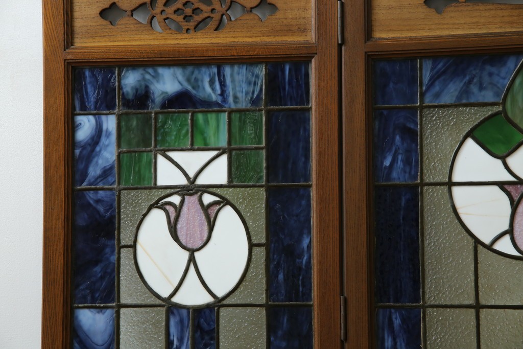 和製アンティーク　大正ロマン　小振りサイズ　透かし彫り入り　優雅な曲線と彩りが空間を華やかに演出する折りたたみ式ステンドグラス衝立て　(R-083611)