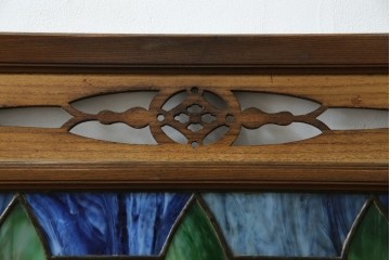 和製アンティーク　大正ロマン　小振りサイズ　透かし彫り入り　優雅な曲線と彩りが空間を華やかに演出する折りたたみ式ステンドグラス衝立て　(R-083611)