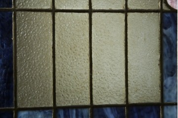 和製アンティーク　大正ロマン　小振りサイズ　透かし彫り入り　優雅な曲線と彩りが空間を華やかに演出する折りたたみ式ステンドグラス衝立て　(R-083611)