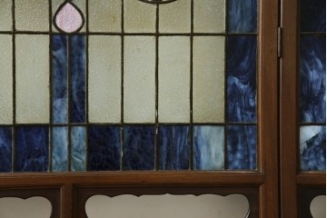 和製アンティーク　大正ロマン　小振りサイズ　透かし彫り入り　優雅な曲線と彩りが空間を華やかに演出する折りたたみ式ステンドグラス衝立て　(R-083611)