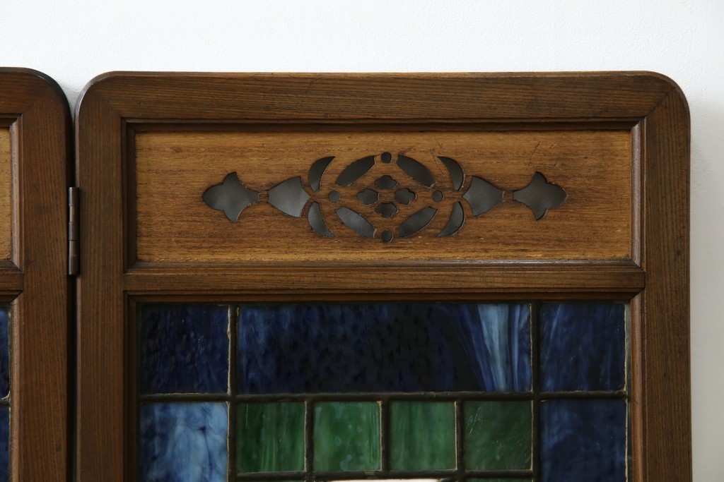 和製アンティーク　大正ロマン　小振りサイズ　透かし彫り入り　優雅な曲線と彩りが空間を華やかに演出する折りたたみ式ステンドグラス衝立て　(R-083611)