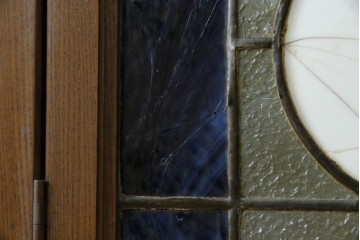 和製アンティーク　大正ロマン　小振りサイズ　透かし彫り入り　優雅な曲線と彩りが空間を華やかに演出する折りたたみ式ステンドグラス衝立て　(R-083611)