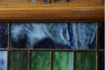 和製アンティーク　大正ロマン　小振りサイズ　透かし彫り入り　優雅な曲線と彩りが空間を華やかに演出する折りたたみ式ステンドグラス衝立て　(R-083611)