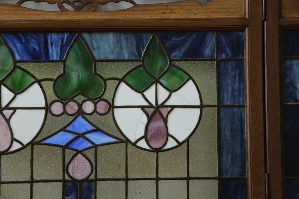 和製アンティーク　大正ロマン　小振りサイズ　透かし彫り入り　優雅な曲線と彩りが空間を華やかに演出する折りたたみ式ステンドグラス衝立て　(R-083611)