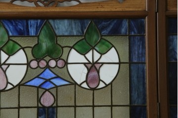 和製アンティーク　大正ロマン　小振りサイズ　透かし彫り入り　優雅な曲線と彩りが空間を華やかに演出する折りたたみ式ステンドグラス衝立て　(R-083611)