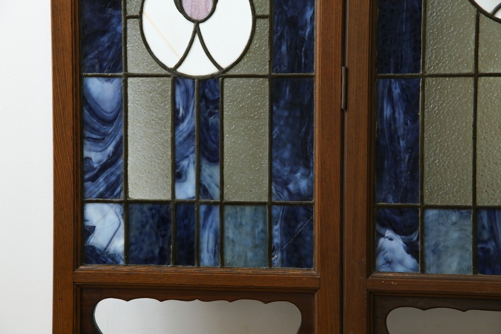 和製アンティーク　大正ロマン　小振りサイズ　透かし彫り入り　優雅な曲線と彩りが空間を華やかに演出する折りたたみ式ステンドグラス衝立て　(R-083611)