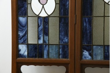 和製アンティーク　大正ロマン　小振りサイズ　透かし彫り入り　優雅な曲線と彩りが空間を華やかに演出する折りたたみ式ステンドグラス衝立て　(R-083611)