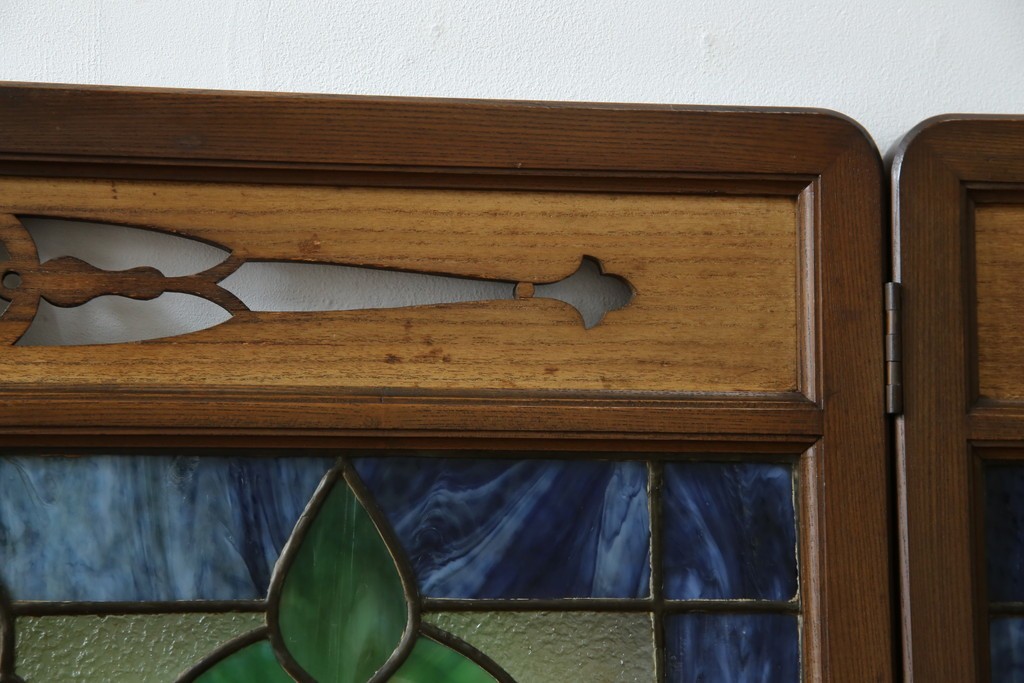 和製アンティーク　大正ロマン　小振りサイズ　透かし彫り入り　優雅な曲線と彩りが空間を華やかに演出する折りたたみ式ステンドグラス衝立て　(R-083611)