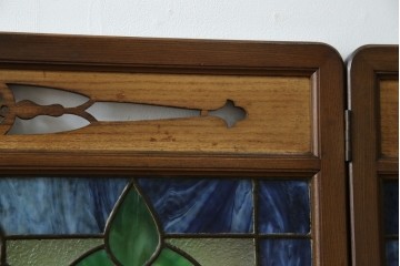 和製アンティーク　大正ロマン　小振りサイズ　透かし彫り入り　優雅な曲線と彩りが空間を華やかに演出する折りたたみ式ステンドグラス衝立て　(R-083611)