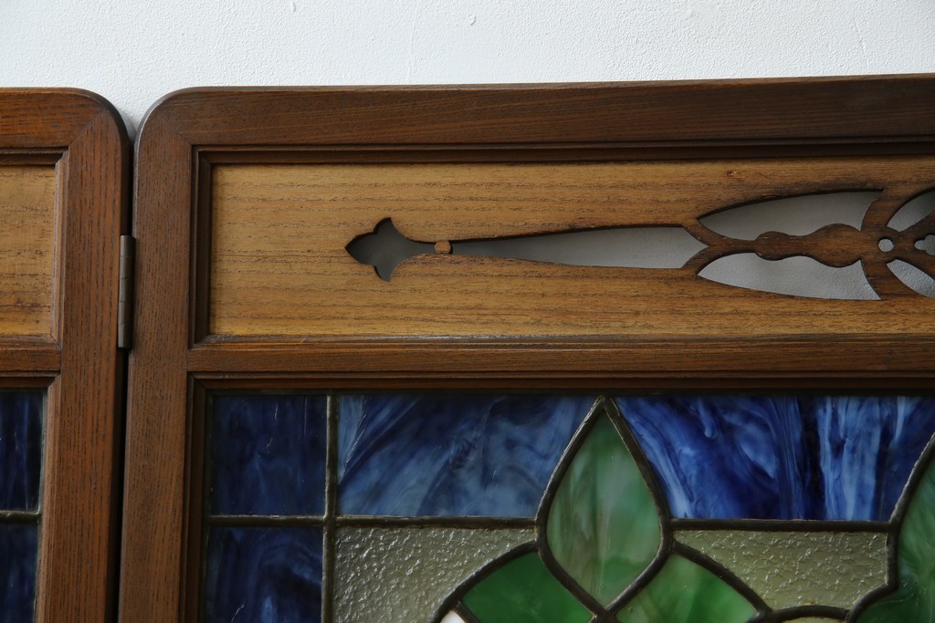 和製アンティーク　大正ロマン　小振りサイズ　透かし彫り入り　優雅な曲線と彩りが空間を華やかに演出する折りたたみ式ステンドグラス衝立て　(R-083611)