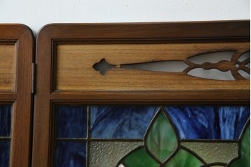 和製アンティーク　大正ロマン　小振りサイズ　透かし彫り入り　優雅な曲線と彩りが空間を華やかに演出する折りたたみ式ステンドグラス衝立て　(R-083611)