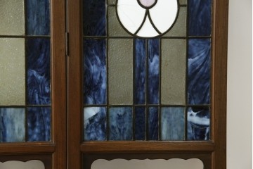 和製アンティーク　大正ロマン　小振りサイズ　透かし彫り入り　優雅な曲線と彩りが空間を華やかに演出する折りたたみ式ステンドグラス衝立て　(R-083611)