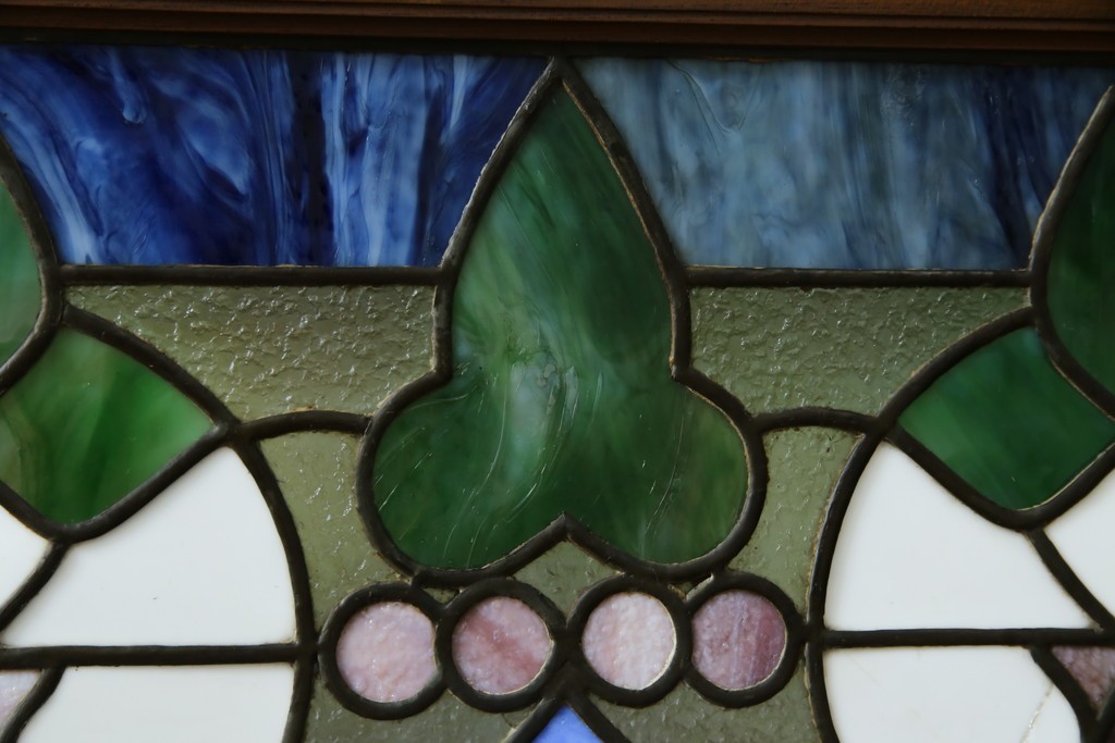 和製アンティーク　大正ロマン　小振りサイズ　透かし彫り入り　優雅な曲線と彩りが空間を華やかに演出する折りたたみ式ステンドグラス衝立て　(R-083611)