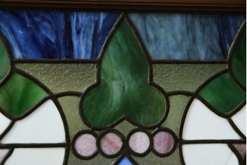 和製アンティーク　大正ロマン　小振りサイズ　透かし彫り入り　優雅な曲線と彩りが空間を華やかに演出する折りたたみ式ステンドグラス衝立て　(R-083611)