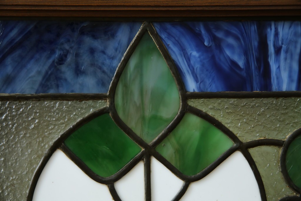 和製アンティーク　大正ロマン　小振りサイズ　透かし彫り入り　優雅な曲線と彩りが空間を華やかに演出する折りたたみ式ステンドグラス衝立て　(R-083611)