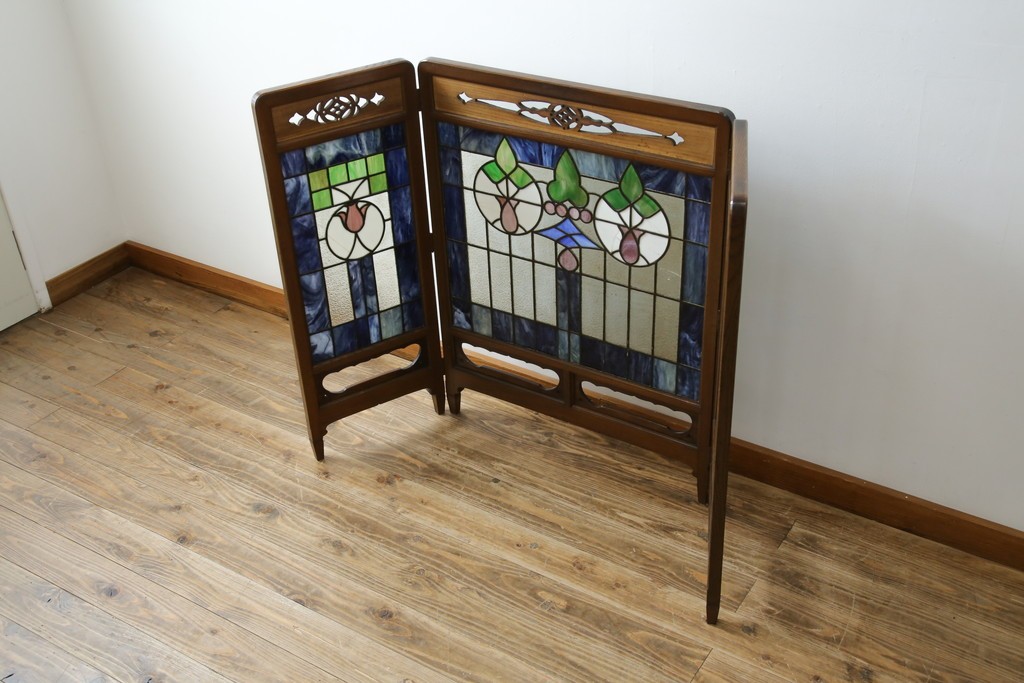 和製アンティーク　大正ロマン　小振りサイズ　透かし彫り入り　優雅な曲線と彩りが空間を華やかに演出する折りたたみ式ステンドグラス衝立て　(R-083611)