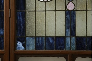 和製アンティーク　大正ロマン　小振りサイズ　透かし彫り入り　優雅な曲線と彩りが空間を華やかに演出する折りたたみ式ステンドグラス衝立て　(R-083611)