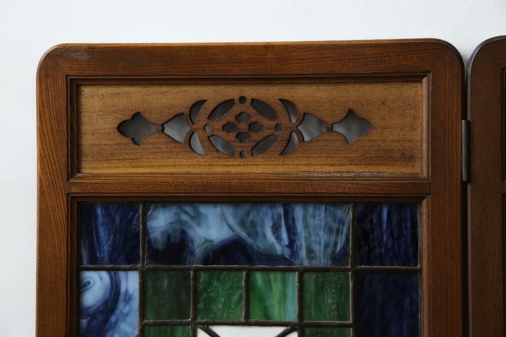 和製アンティーク　大正ロマン　小振りサイズ　透かし彫り入り　優雅な曲線と彩りが空間を華やかに演出する折りたたみ式ステンドグラス衝立て　(R-083611)