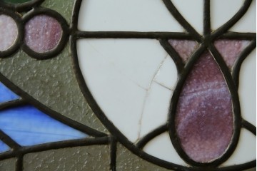 和製アンティーク　大正ロマン　小振りサイズ　透かし彫り入り　優雅な曲線と彩りが空間を華やかに演出する折りたたみ式ステンドグラス衝立て　(R-083611)