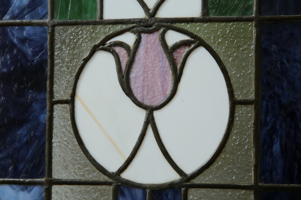 和製アンティーク　大正ロマン　小振りサイズ　透かし彫り入り　優雅な曲線と彩りが空間を華やかに演出する折りたたみ式ステンドグラス衝立て　(R-083611)