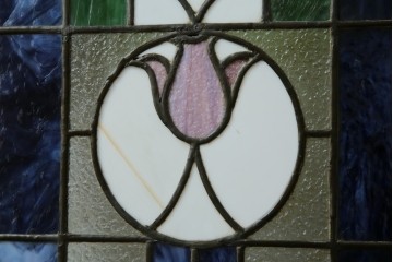 和製アンティーク　大正ロマン　小振りサイズ　透かし彫り入り　優雅な曲線と彩りが空間を華やかに演出する折りたたみ式ステンドグラス衝立て　(R-083611)