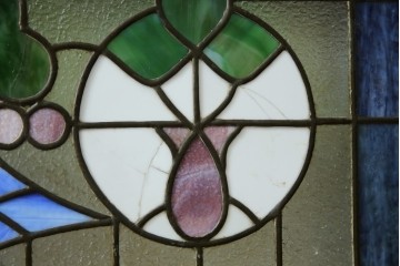 和製アンティーク　大正ロマン　小振りサイズ　透かし彫り入り　優雅な曲線と彩りが空間を華やかに演出する折りたたみ式ステンドグラス衝立て　(R-083611)