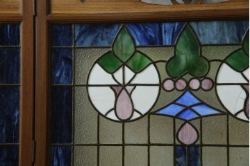 和製アンティーク　大正ロマン　小振りサイズ　透かし彫り入り　優雅な曲線と彩りが空間を華やかに演出する折りたたみ式ステンドグラス衝立て　(R-083611)