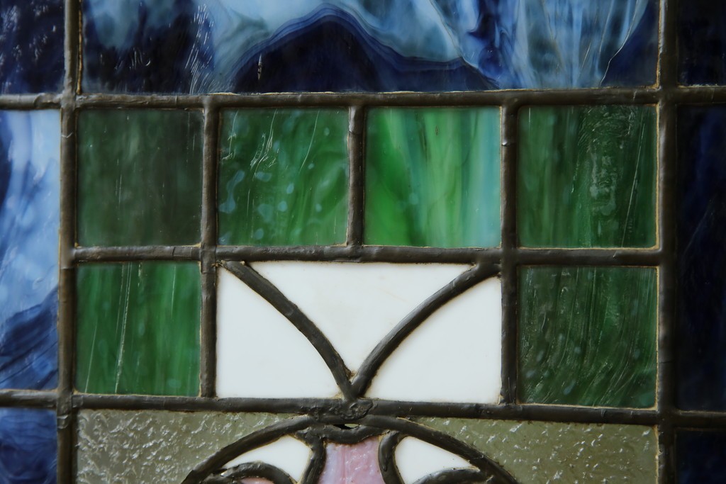 和製アンティーク　大正ロマン　小振りサイズ　透かし彫り入り　優雅な曲線と彩りが空間を華やかに演出する折りたたみ式ステンドグラス衝立て　(R-083611)