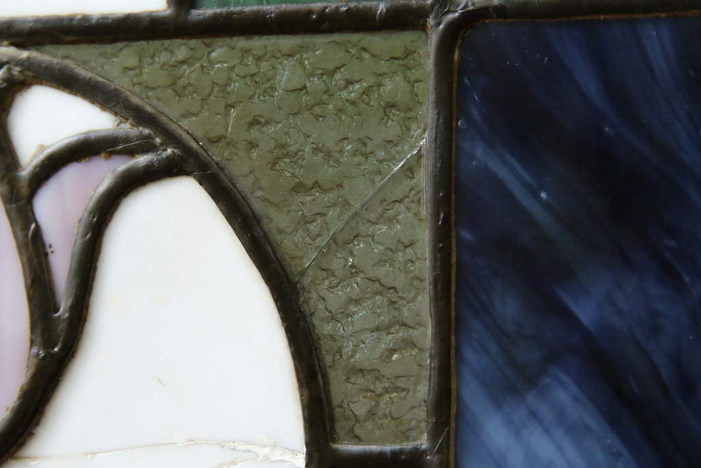 和製アンティーク　大正ロマン　小振りサイズ　透かし彫り入り　優雅な曲線と彩りが空間を華やかに演出する折りたたみ式ステンドグラス衝立て　(R-083611)