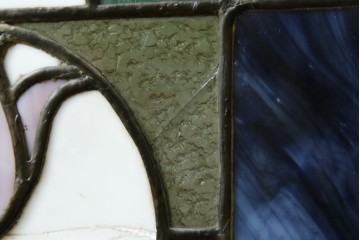 和製アンティーク　大正ロマン　小振りサイズ　透かし彫り入り　優雅な曲線と彩りが空間を華やかに演出する折りたたみ式ステンドグラス衝立て　(R-083611)