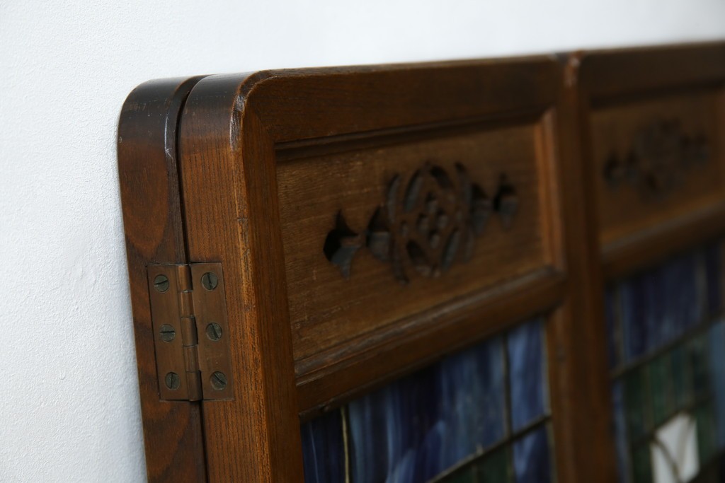 和製アンティーク　大正ロマン　小振りサイズ　透かし彫り入り　優雅な曲線と彩りが空間を華やかに演出する折りたたみ式ステンドグラス衝立て　(R-083611)